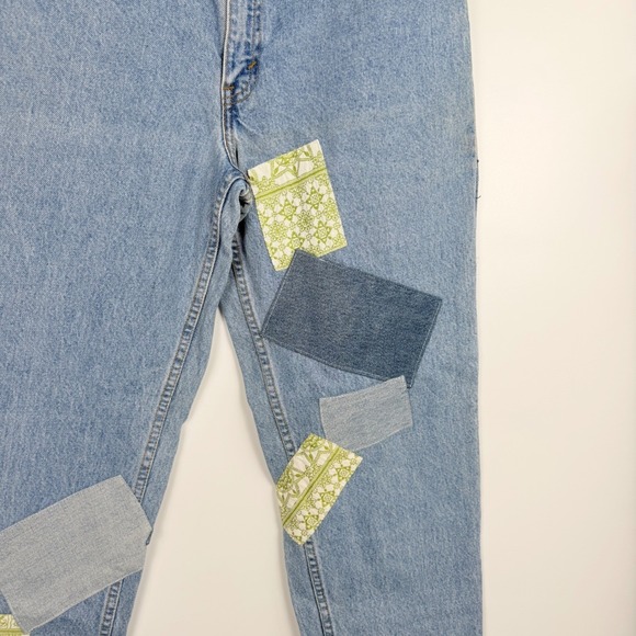 Urban Renewal Women's Blue Patchwork Festival Levi's 550 Boho Tapered Jeans 24 - Picture 4 of 10